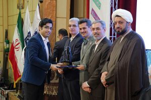 علیرضا آرمان. پرستار بخش ccuf  برگزیده چهارمین جشنواره دانشجویی ابن سینا دانشگاه علوم پزشکی تهران: عکس شماره 1 / 4